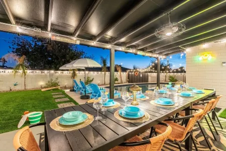 Luxury 4 Br House, Free Heated Pool, Private Hot Tub, Games, 5 Min to Old Town