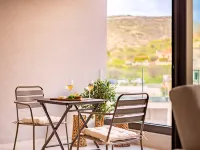 Sanders River Plaza - Airy 1-Bdr Apt with Balcony