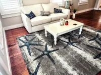 2-bedroom house, fits 6, bike trails, pet friendly, lakes, downtown night life! 因弗內斯酒店