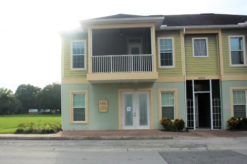 Cozy 2-bedroom apartment in lovely Zephyrhills with WiFi, AC