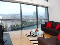 Quay Apartments Hotel a Salford