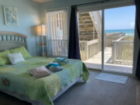 OCEANFRONT ! Family fun steps from the beach!😎🦀 pet friendly, linens included!