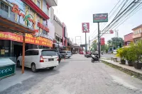 RedDoorz Plus Near Simpang Tiga Tritayasa Cilegon Hotels in Purwakarta