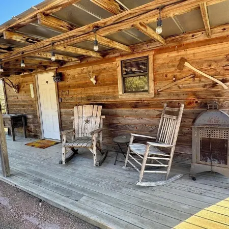 Private, quiet, rustic cabin. Minutes from Old Tunnel State Park