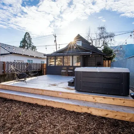 Downtown Rogue River, Game Room, 70" Smart TV, Two Minutes to I-5
