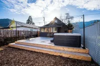 Downtown Rogue River, Game Room, 70" Smart TV, Two Minutes to I-5