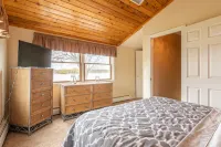 3 bedroom waterfront house with large yard and Gorgeous view of Braddocks Bay