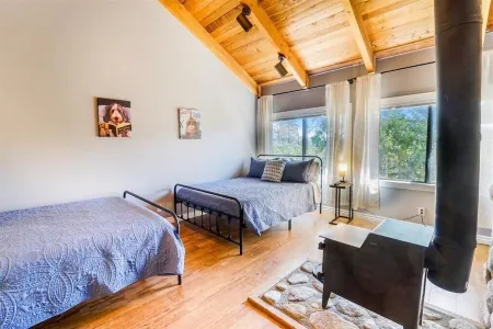 Treetop Haven - Indoor Jacuzzi & Hockey Table - Pet-friendly