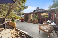 "THE VOC" an eclectic octagon house w a 360° lookout loft & RED ROCK views!