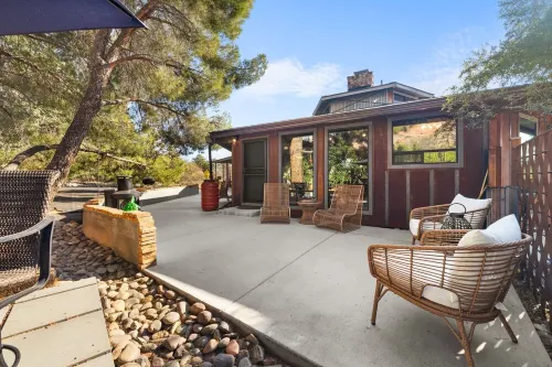 "THE VOC" an eclectic octagon house w a 360° lookout loft & RED ROCK views!