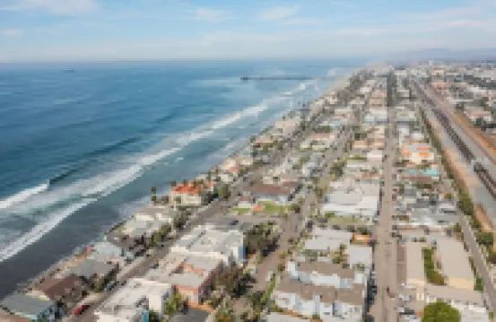 Oceanside Gem - King Bed- Easy Walk to the Beach + Private Parking
