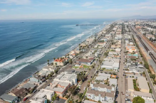 King Suite - Easy Walk to Beach/Strand Close to Downtown, Restaurants and Pier!