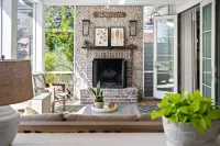 Next to Seaside! Luxury Finishes. Small Dogs Allowed. Heated Pool. Bikes. Beach! - 4-Star