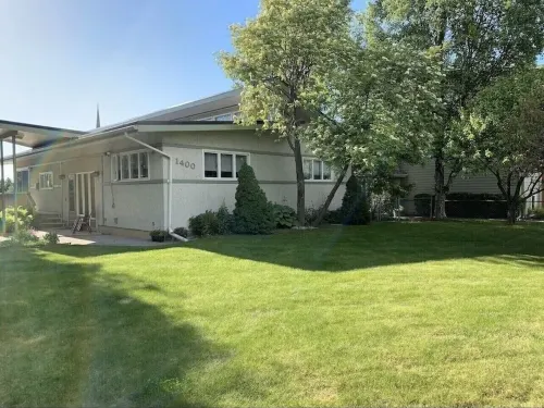 Walking distance to downtown attractions and grocery store and coffee bakery.