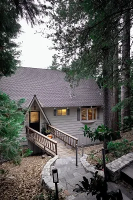 Cozy 4-bedroom lakefront house in nestled in the trees in Lake Arrowhead!