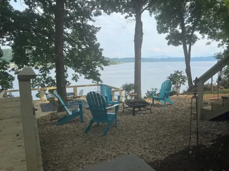 Charming 3-bedroom house on Douglas Lake close to Dandridge & Pigeon Forge! Отели рядом с достопримечательностью «MRT»