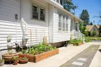 Margaux the Vintage Airstream - Portland's Glamping Garden Oasis Hôtels à proximité de : Mount Tabor Park