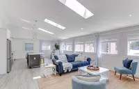 Elegant Thames St. Loft w/ View of Town and Harbor Các khách sạn ở 