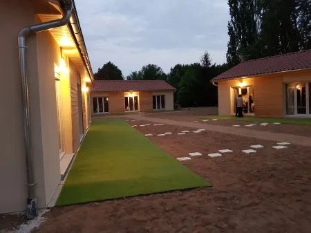 Hôtel Domaine des Pierres Dorées Отели в г. Тезе