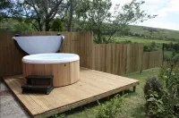 The Nook - Farm Park Stay with Hot Tub, BBQ & Fire Pit Hotels in Mawr