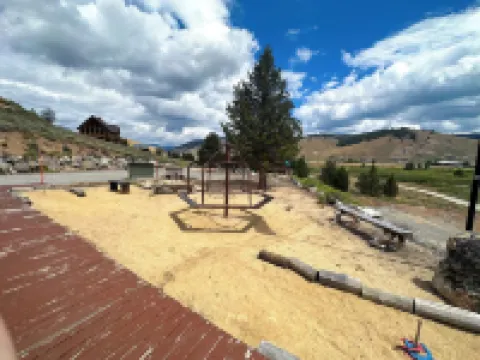 Stanley House - Hillside Cabin with Panoramic Views of the Sawtooth Mountains Hotels in Custer County