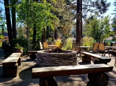 7th Mt Resort HotTub IceSkate 2B2B pet ok SKI best Location Awesome Memories Отели рядом с достопримечательностью «Хай Десерт Музеум»