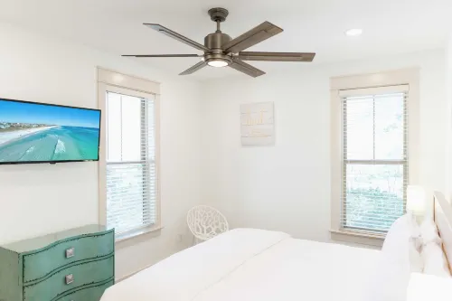 5 Mins to Beach Shared Pool Covered Deck Bikes Heron Cottage by AvantStay