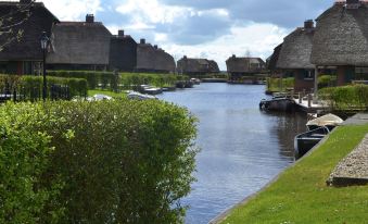 Stylish Thatched Villa with 2 Bathrooms Near Giethoorn
