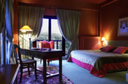 Country Club Hotel & Suites