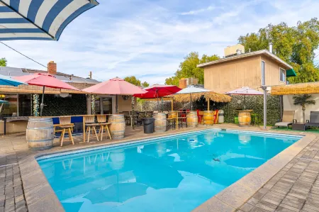 Tropical Paradise Отели рядом со станцией Fresno Station