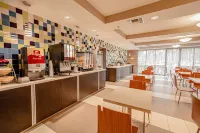 Days Inn & Suites by Wyndham Fort Myers Near JetBlue Park - breakfast