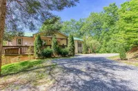 Deer & Doe by HoneyBearCabins Hotel di Pittman Center