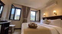 Suinn Cunda Hotels near Cunda Mocamp