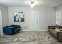 5-Bed, 3-Bath House Near Stadium with 3 TVs, Wifi,  Laundry, AC, & Full Kitchen