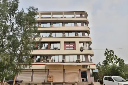 FabHotel Siddharth Inn - Nr Siddharth Bunglows Отели в г. Гандинагар