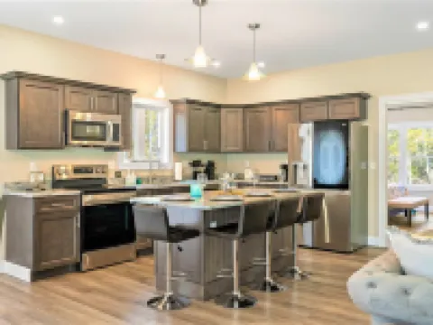 Shipbuilder's Retreat, Unit 2, Sleeps 6, 5 minutes to Harbor Hotels in Boothbay
