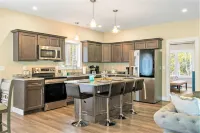 Shipbuilder's Retreat, Unit 2, Sleeps 6, 5 minutes to Harbor Hotels in Boothbay