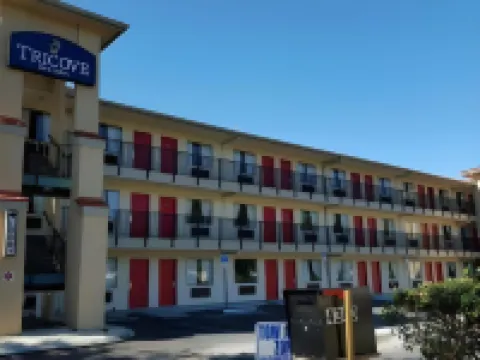 Tricove Inn & Suites