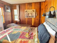 Cabin on lake . Pet friendly