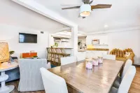 Well-Located & Equipped Beach Condo w/Shared Pool, Washer/Dryer, Free WiFi Hotels in Anna Maria