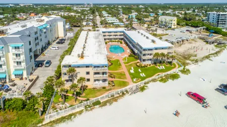 Ocean View and Pool Access - Delightful Family Condo Retreat Отели рядом с достопримечательностью «Marine Discovery Center»