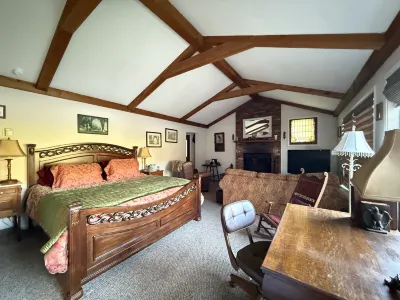 Historic Alpine Lakeside Manor Hotels in McHenry