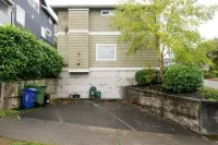 Spacious Living with Off-Street Parking - Charming Modern Retreat Hotels in Central Seattle