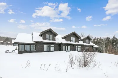 Trapp Hill View: 2 br, fireplace, a/c, deck & views, resort amenities!