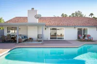 Luxurious Desert Oasis - Saltwater Pool, Hot Tub, WiFi