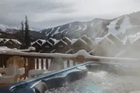 Hot Tub and Scenic Slopes View - Stunning Mountain Escape Hotels in Saint Mary's