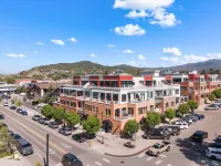 Expansive Decks and Stunning Views - Elegant Mountain Oasis Các khách sạn ở Steamboat Springs