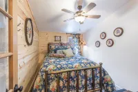 Breathtaking Mountain Views and Cozy Living Spaces - Charming Cottage Retreat