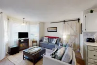 Condo in the heart of town near skiing - less than a mile to Okemo Mountain 拉德洛住宿飯店