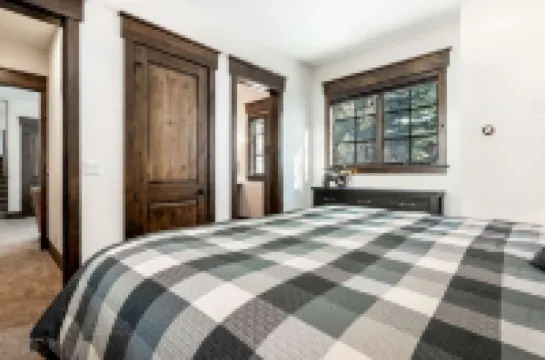 Stunning Kitchen and Cozy Living Spaces - Elegant Mountain Retreat